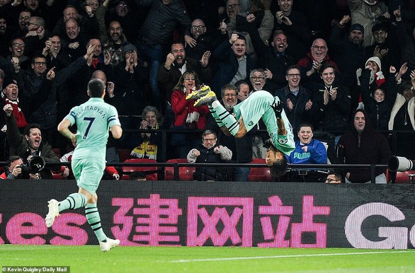 May mắn thắng 10 người Watford, Arsenal trở lại tốp 4 - Ảnh 2. May mắn thắng 10 người Watford, Arsenal trở lại tốp 4 - Ảnh 2.