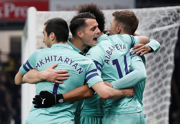 May mắn thắng 10 người Watford, Arsenal trở lại tốp 4 - Ảnh 1. May mắn thắng 10 người Watford, Arsenal trở lại tốp 4 - Ảnh 1.