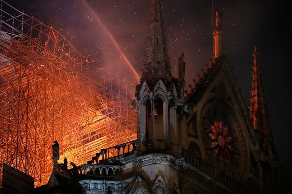 Đám cháy dữ dội ở Nhà thờ Đức Bà Paris đã được kiểm soát - Ảnh 5. Đám cháy dữ dội ở Nhà thờ Đức Bà Paris đã được kiểm soát - Ảnh 5.