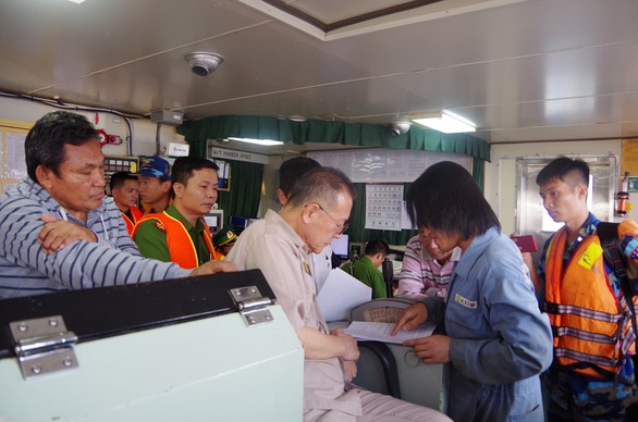 Công an, cảnh sát biển, biên phòng vây ráp xuyên đêm bắt tàu xăng dầu lậu - Ảnh 5. Công an, cảnh sát biển, biên phòng vây ráp xuyên đêm bắt tàu xăng dầu lậu - Ảnh 5.