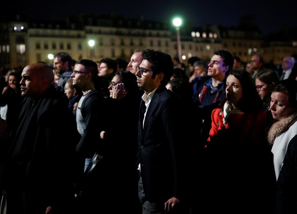 Đám cháy dữ dội ở Nhà thờ Đức Bà Paris đã được kiểm soát - Ảnh 6. Đám cháy dữ dội ở Nhà thờ Đức Bà Paris đã được kiểm soát - Ảnh 6.