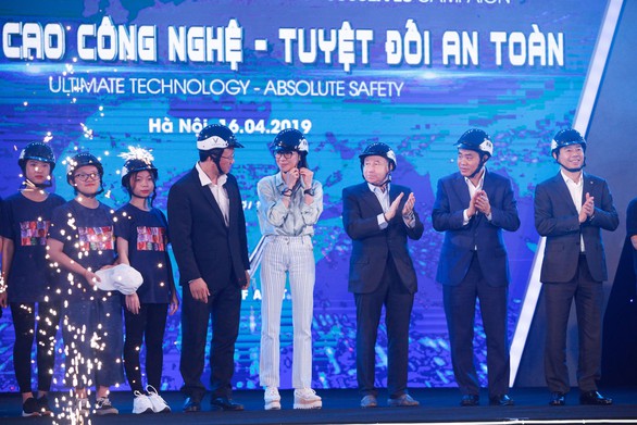 Minh tinh Dương Tử Quỳnh: Bố mẹ hãy đội mũ bảo hiểm cho con khi đi xe máy - Ảnh 1. Minh tinh Dương Tử Quỳnh: Bố mẹ hãy đội mũ bảo hiểm cho con khi đi xe máy - Ảnh 1.