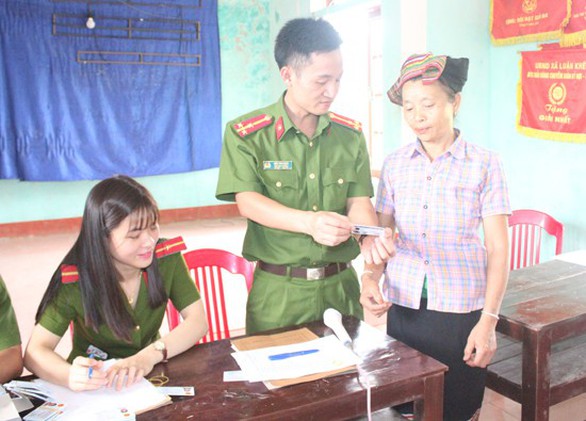 Xuống tận bản cấp trả thẻ căn cước - Ảnh 2. Xuống tận bản cấp trả thẻ căn cước - Ảnh 2.