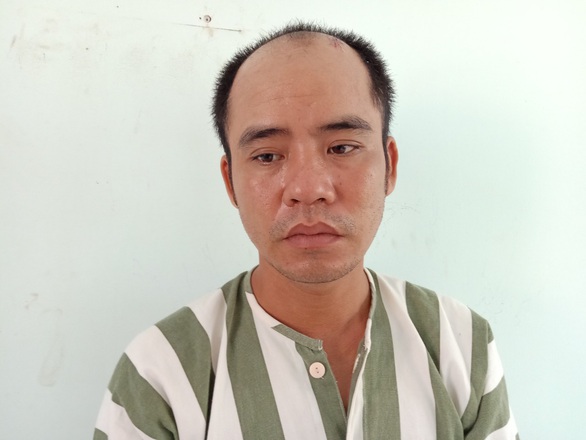 Dân vây bắt kẻ dùng xuyệt điện tự chế xông vào cướp tiệm vàng - Ảnh 2. Dân vây bắt kẻ dùng xuyệt điện tự chế xông vào cướp tiệm vàng - Ảnh 2.