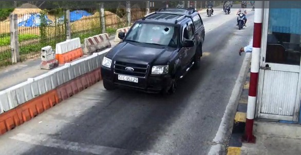 CSGT bị tài xế ôtô ép ngã đã tử vong - Ảnh 1. CSGT bị tài xế ôtô ép ngã đã tử vong - Ảnh 1.