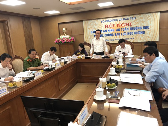 Bộ trưởng Phùng Xuân Nhạ: Bạo lực học đường, chú ý phòng hơn là chống - Ảnh 1. Bộ trưởng Phùng Xuân Nhạ: Bạo lực học đường, chú ý phòng hơn là chống - Ảnh 1.