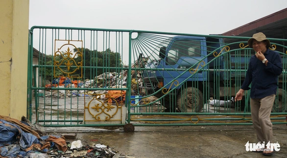 Rác thải giày da chất đống, bốc mùi giữa thị trấn Tiên Lãng - Ảnh 8. Rác thải giày da chất đống, bốc mùi giữa thị trấn Tiên Lãng - Ảnh 8.