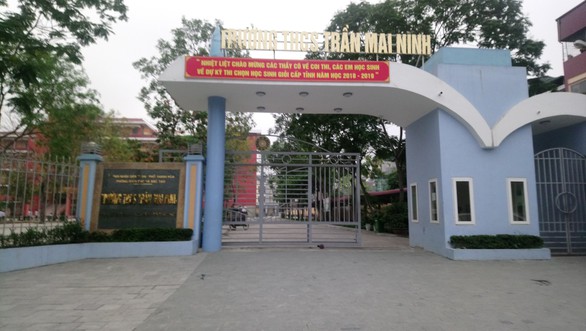 Học sinh lớp 8 rơi từ tầng cao xuống sân trường bị thương nặng - Ảnh 1. Học sinh lớp 8 rơi từ tầng cao xuống sân trường bị thương nặng - Ảnh 1.
