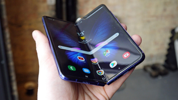 Chưa ra mắt, điện thoại gập của Samsung đã bị sự cố màn hình - Ảnh 1. Chưa ra mắt, điện thoại gập của Samsung đã bị sự cố màn hình - Ảnh 1.