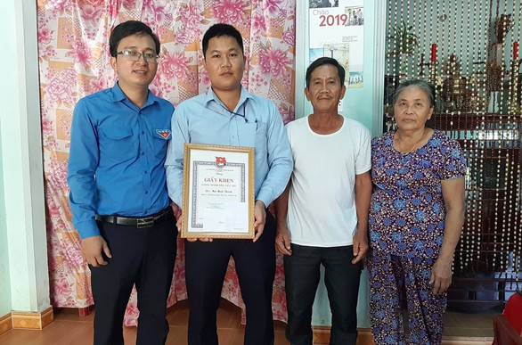 Thanh niên nhặt gần 50 triệu đồng trả lại người mất được tặng giấy khen - Ảnh 1. Thanh niên nhặt gần 50 triệu đồng trả lại người mất được tặng giấy khen - Ảnh 1.