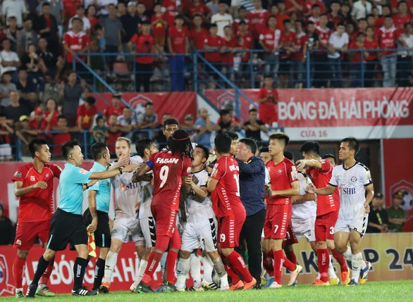 Bạo lực đã trở thành bất trị với bóng đá Việt? - Ảnh 1. Bạo lực đã trở thành bất trị với bóng đá Việt? - Ảnh 1.