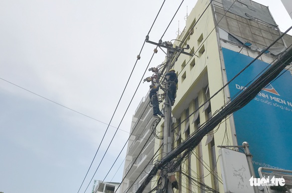 Lưới điện TP.HCM đang quá tải cục bộ vì nắng nóng - Ảnh 1. Lưới điện TP.HCM đang quá tải cục bộ vì nắng nóng - Ảnh 1.
