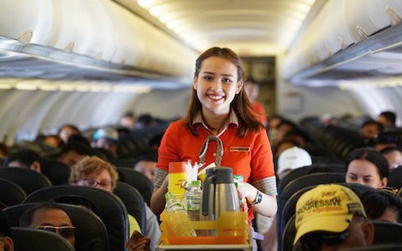 Mì tôm và gấu bông: dịch vụ phụ trợ của Vietjet Air - Ảnh 1. Mì tôm và gấu bông: dịch vụ phụ trợ của Vietjet Air - Ảnh 1.