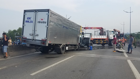 Xe tải húc đuôi xe cẩu, 2 tài xế tử vong - Ảnh 2. Xe tải húc đuôi xe cẩu, 2 tài xế tử vong - Ảnh 2.