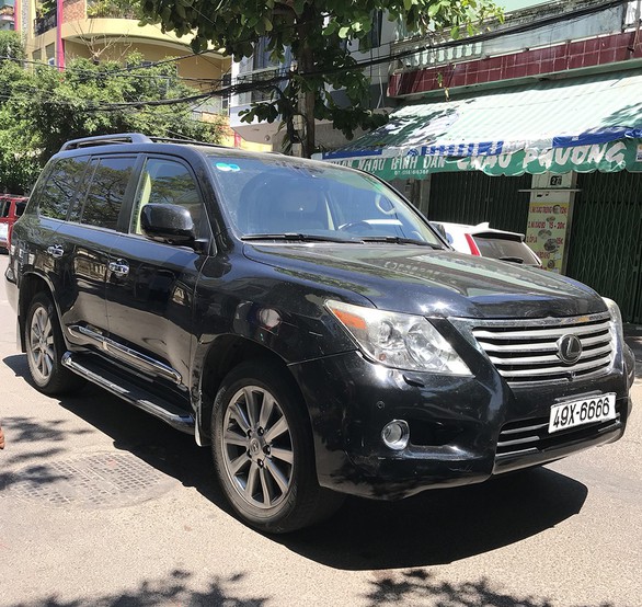 Khởi tố, bắt tạm giam 4 tháng tài xế lái Lexus tông đội dịch vụ mai táng - Ảnh 2. Khởi tố, bắt tạm giam 4 tháng tài xế lái Lexus tông đội dịch vụ mai táng - Ảnh 2.