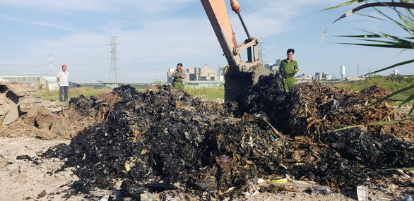 Từ điều tra của Tuổi Trẻ Online: Khởi tố vụ án chôn 4.300 tấn chất thải - Ảnh 1. Từ điều tra của Tuổi Trẻ Online: Khởi tố vụ án chôn 4.300 tấn chất thải - Ảnh 1.