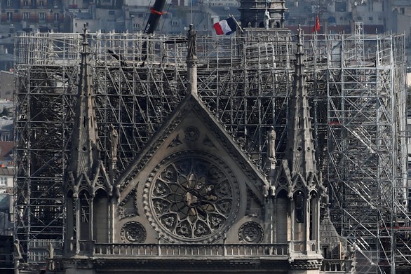 Nhà thờ Đức Bà Paris cháy do chập điện? - Ảnh 1. Nhà thờ Đức Bà Paris cháy do chập điện? - Ảnh 1.
