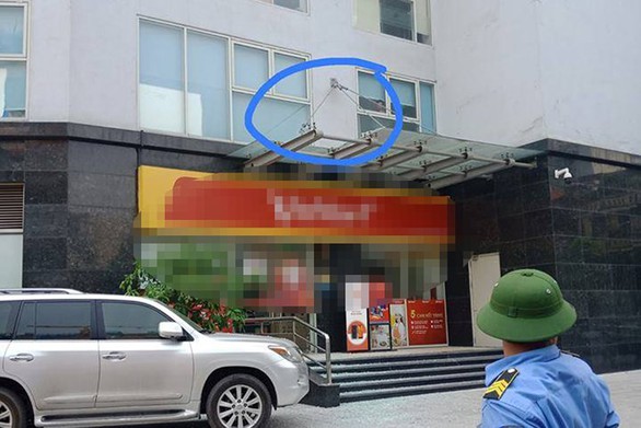 Rơi từ cửa sổ tầng 11, bé trai 5 tuổi nguy kịch - Ảnh 1. Rơi từ cửa sổ tầng 11, bé trai 5 tuổi nguy kịch - Ảnh 1.