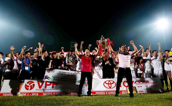 trao cup cho bau hien trao cup cho bau hien