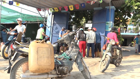 Lo cạn kiệt xăng dầu, dân đảo Lý Sơn nháo nhào mua dự trữ - Ảnh 1. Lo cạn kiệt xăng dầu, dân đảo Lý Sơn nháo nhào mua dự trữ - Ảnh 1.