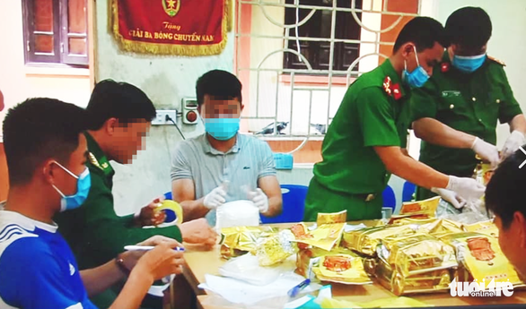 Dân định đốt nửa tấn ma túy đá bên đường vì tưởng... rác - Ảnh 1. Dân định đốt nửa tấn ma túy đá bên đường vì tưởng... rác - Ảnh 1.