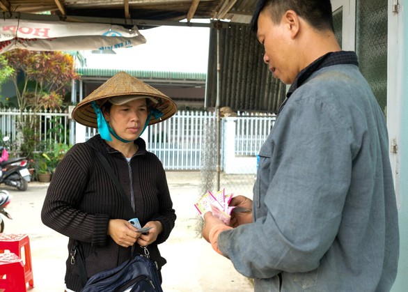 Nhận phần thưởng thay con, bà mẹ bán vé số mắc cỡ nhưng vì con tôi hi sinh hết - Ảnh 2. Nhận phần thưởng thay con, bà mẹ bán vé số mắc cỡ nhưng vì con tôi hi sinh hết - Ảnh 2.