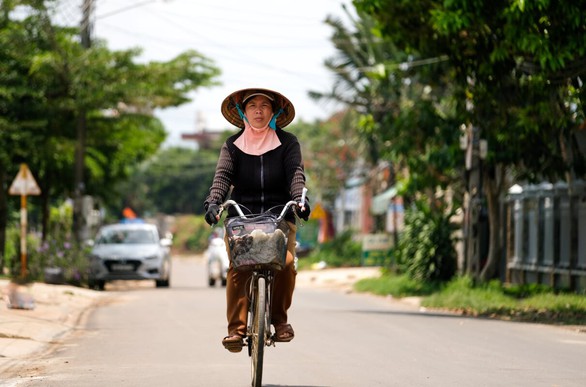 Nhận phần thưởng thay con, bà mẹ bán vé số mắc cỡ nhưng vì con tôi hi sinh hết - Ảnh 3. Nhận phần thưởng thay con, bà mẹ bán vé số mắc cỡ nhưng vì con tôi hi sinh hết - Ảnh 3.