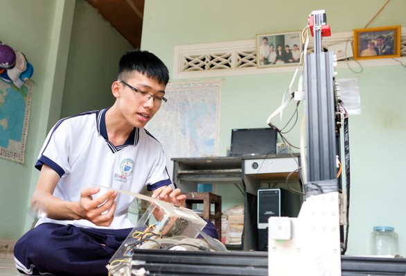 Nhận phần thưởng thay con, bà mẹ bán vé số mắc cỡ nhưng vì con tôi hi sinh hết - Ảnh 4. Nhận phần thưởng thay con, bà mẹ bán vé số mắc cỡ nhưng vì con tôi hi sinh hết - Ảnh 4.