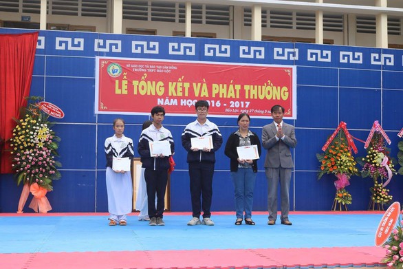 Nhận phần thưởng thay con, bà mẹ bán vé số mắc cỡ nhưng vì con tôi hi sinh hết - Ảnh 1. Nhận phần thưởng thay con, bà mẹ bán vé số mắc cỡ nhưng vì con tôi hi sinh hết - Ảnh 1.