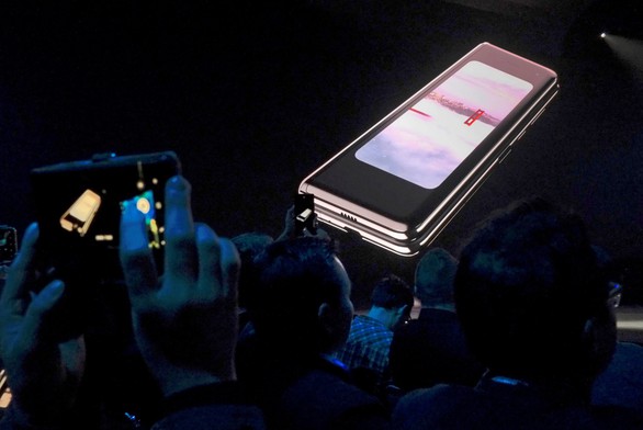 Samsung hoãn ra mắt Galaxy Fold gập màn hình tại Trung Quốc - Ảnh 1. Samsung hoãn ra mắt Galaxy Fold gập màn hình tại Trung Quốc - Ảnh 1.