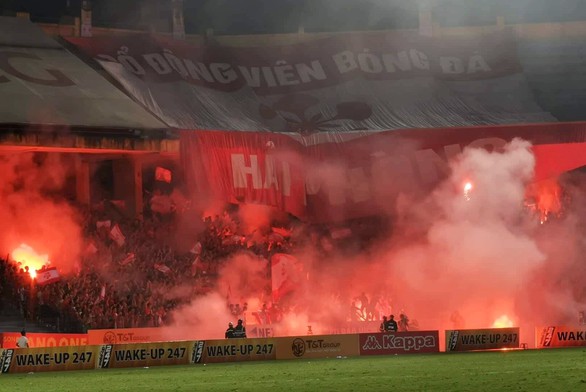 CĐV Đông Nam Á lạnh người với cảnh pháo sáng mù mịt ở V-League - Ảnh 1. CĐV Đông Nam Á lạnh người với cảnh pháo sáng mù mịt ở V-League - Ảnh 1.