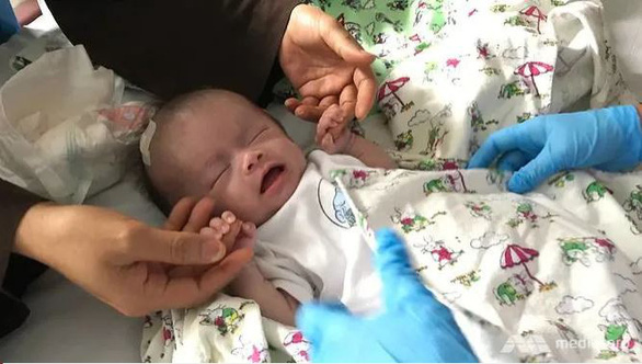 Em bé bị treo trên cây ở Việt Nam hồi phục kỳ diệu ở Bệnh viện Singapore - Ảnh 4.