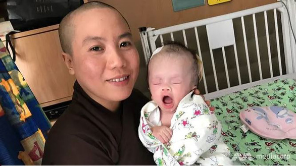 Em bé bị treo trên cây ở Việt Nam hồi phục kỳ diệu ở Bệnh viện Singapore - Ảnh 3.
