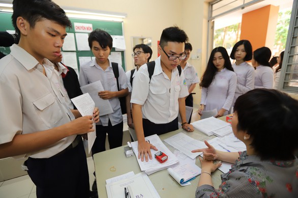 886.000 thí sinh đăng ký thi THPT quốc gia, hơn 1/2 thi khoa học xã hội - Ảnh 1. 886.000 thí sinh đăng ký thi THPT quốc gia, hơn 1/2 thi khoa học xã hội - Ảnh 1.