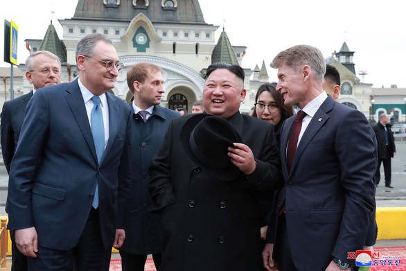 Tổng thống Putin và Chủ tịch Kim Jong Un bước vào hội đàm kín - Ảnh 3. Tổng thống Putin và Chủ tịch Kim Jong Un bước vào hội đàm kín - Ảnh 3.