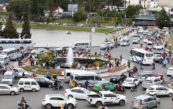 Du khách trốn nắng nóng, tour điều chỉnh lịch tham quan - Ảnh 1. Du khách trốn nắng nóng, tour điều chỉnh lịch tham quan - Ảnh 1.