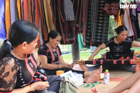 Người Hàn khoe cung tên truyền thống bên dòng sông Hương - Ảnh 2. Người Hàn khoe cung tên truyền thống bên dòng sông Hương - Ảnh 2.
