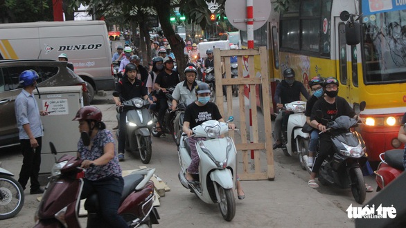 Bắt đầu nghỉ lễ, xe cộ nhích từng đoạn đường ở thủ đô - Ảnh 4. Bắt đầu nghỉ lễ, xe cộ nhích từng đoạn đường ở thủ đô - Ảnh 4.