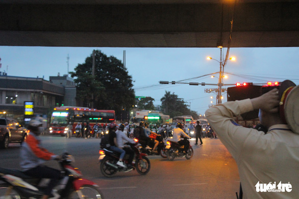 Bắt đầu nghỉ lễ, xe cộ nhích từng đoạn đường ở thủ đô - Ảnh 7. Bắt đầu nghỉ lễ, xe cộ nhích từng đoạn đường ở thủ đô - Ảnh 7.