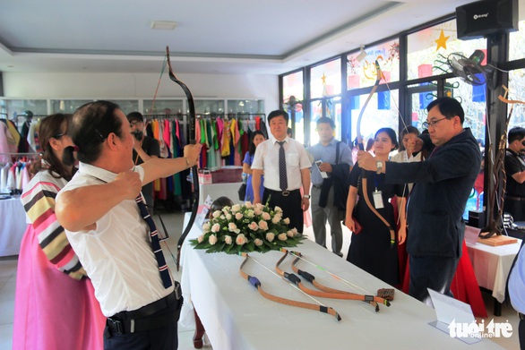 Người Hàn khoe cung tên truyền thống bên dòng sông Hương - Ảnh 5. Người Hàn khoe cung tên truyền thống bên dòng sông Hương - Ảnh 5.