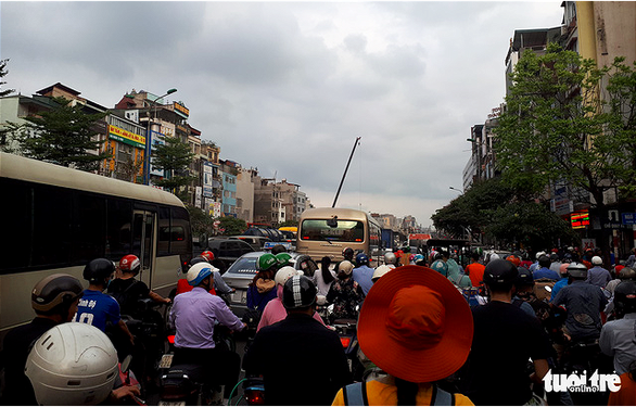Bắt đầu nghỉ lễ, xe cộ nhích từng đoạn đường ở thủ đô - Ảnh 1. Bắt đầu nghỉ lễ, xe cộ nhích từng đoạn đường ở thủ đô - Ảnh 1.