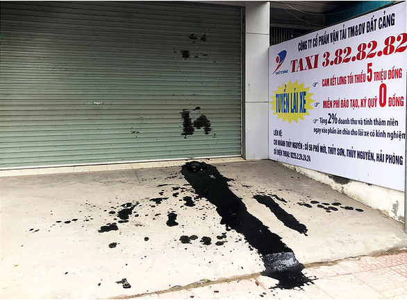 Nguyên xe tải phân gà đậu trước văn phòng taxi ngày khai trương - Ảnh 1. Nguyên xe tải phân gà đậu trước văn phòng taxi ngày khai trương - Ảnh 1.