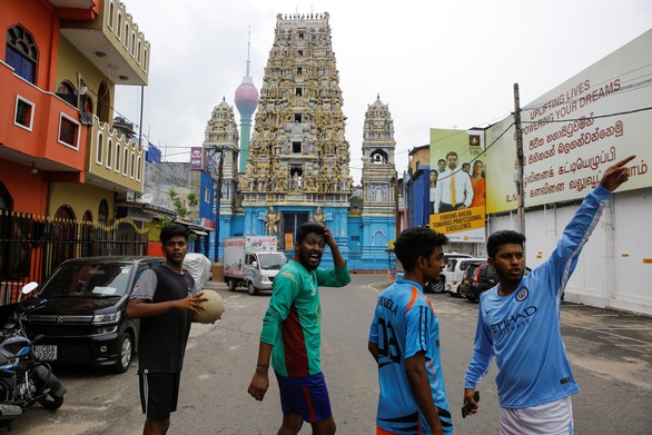 Nghi can khủng bố Sri Lanka kích nổ bom khiến 15 người chết - Ảnh 2. Nghi can khủng bố Sri Lanka kích nổ bom khiến 15 người chết - Ảnh 2.