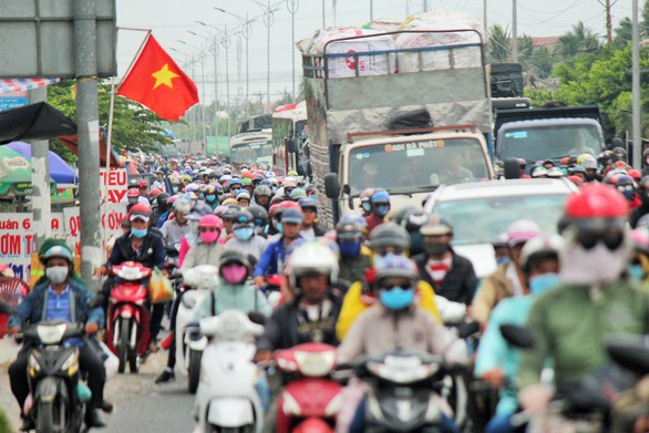 Xếp hàng 2 tiếng đồng hồ chờ qua cầu Rạch Miễu - Ảnh 5. Xếp hàng 2 tiếng đồng hồ chờ qua cầu Rạch Miễu - Ảnh 5.