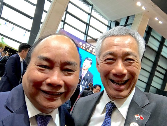 Thủ tướng Singapore, Việt Nam chụp bức ảnh wefie siêu dễ thương - Ảnh 1. Thủ tướng Singapore, Việt Nam chụp bức ảnh wefie siêu dễ thương - Ảnh 1.