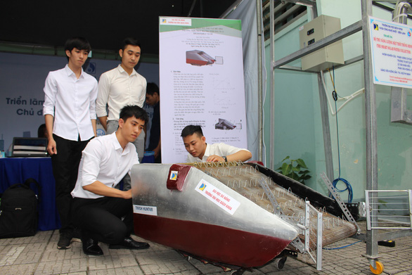 Sinh viên sáng chế phương tiện gom rác thủy bộ - Ảnh 1.