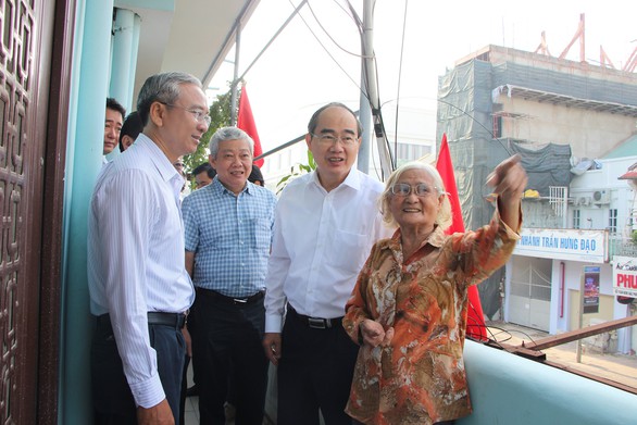 Bí thư Nguyễn Thiện Nhân thăm cán bộ, nhân dân quận 5 - Ảnh 2. Bí thư Nguyễn Thiện Nhân thăm cán bộ, nhân dân quận 5 - Ảnh 2.