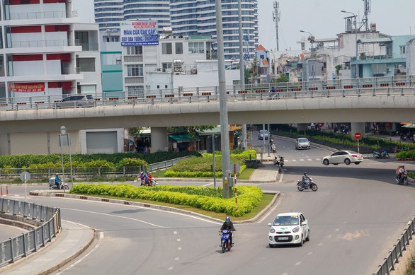 Những con đường TP.HCM thênh thang, vắng bóng người - Ảnh 6. Những con đường TP.HCM thênh thang, vắng bóng người - Ảnh 6.