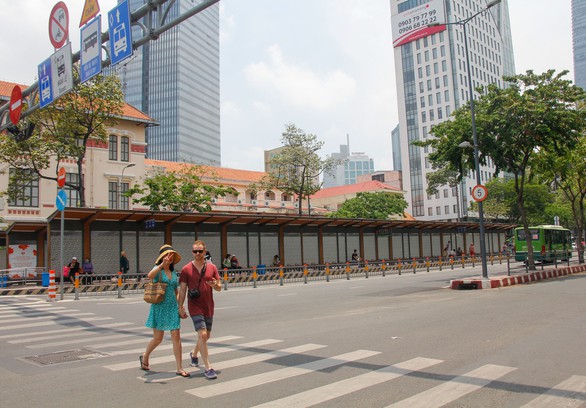 Những con đường TP.HCM thênh thang, vắng bóng người - Ảnh 10. Những con đường TP.HCM thênh thang, vắng bóng người - Ảnh 10.
