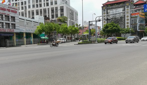 Những con đường TP.HCM thênh thang, vắng bóng người - Ảnh 7. Những con đường TP.HCM thênh thang, vắng bóng người - Ảnh 7.